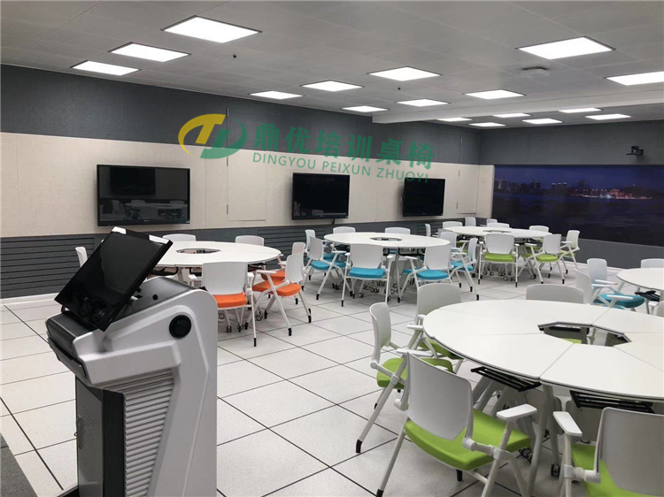 多屏互動(dòng)智慧教室桌椅案例