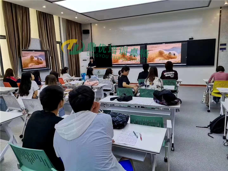 精品互動(dòng)錄播教室桌椅案例