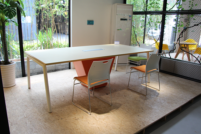 時(shí)尚簡(jiǎn)約辦公家具展廳圖片