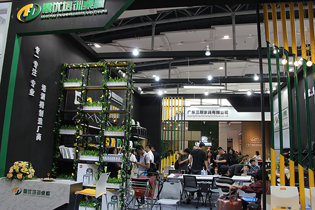 鼎優(yōu)家具展位門(mén)口 鼎優(yōu)家具展位門(mén)口