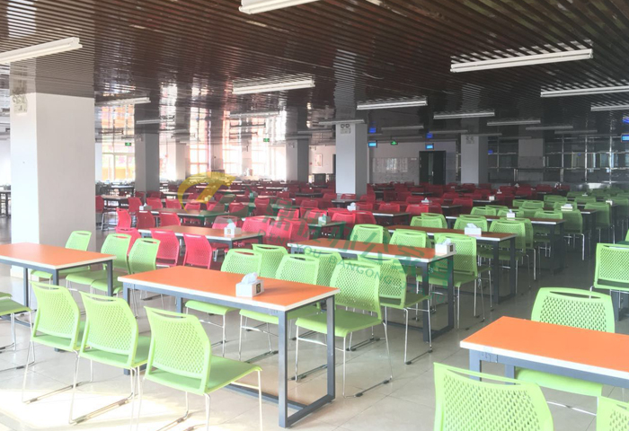 高校員工飯堂餐桌椅現場(chǎng)案例圖