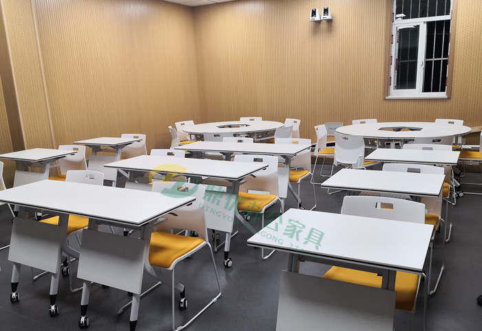 學(xué)校教室培訓桌椅案例圖