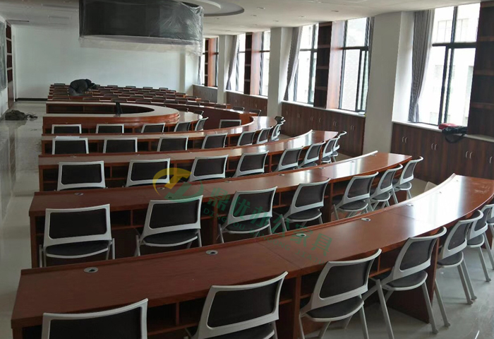 企業(yè)會(huì )議室桌椅案例圖