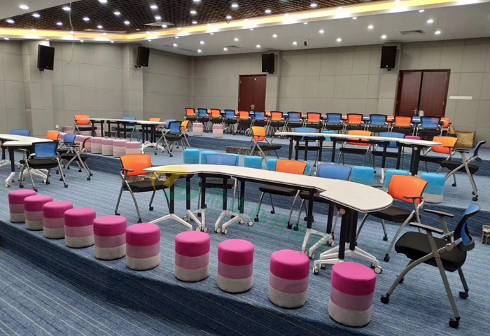 公司會(huì )議折疊桌椅效果圖