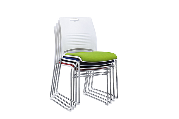 很省空間的堆疊會(huì )議椅，推薦會(huì )議室使用