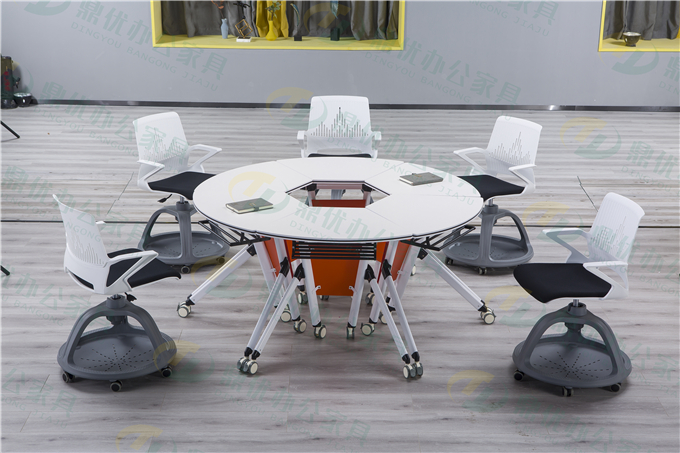 知道創(chuàng  )客教室桌椅的擺放有什么技巧嗎？