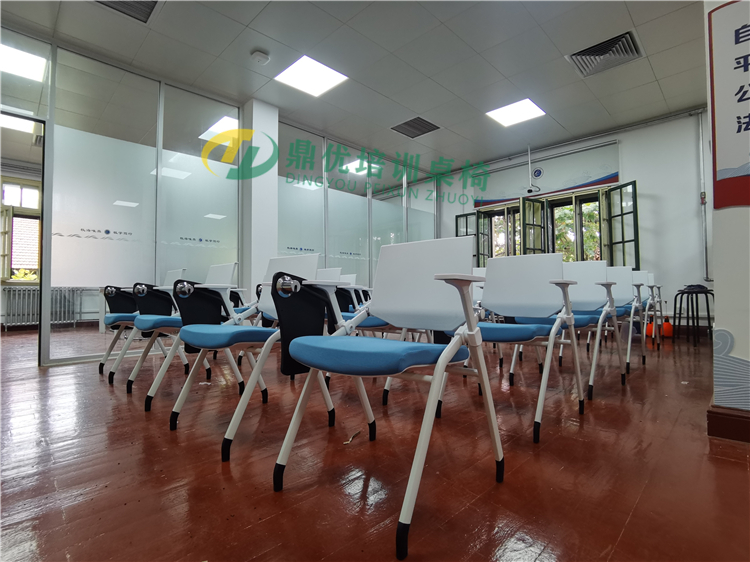 學(xué)生培訓教室桌椅