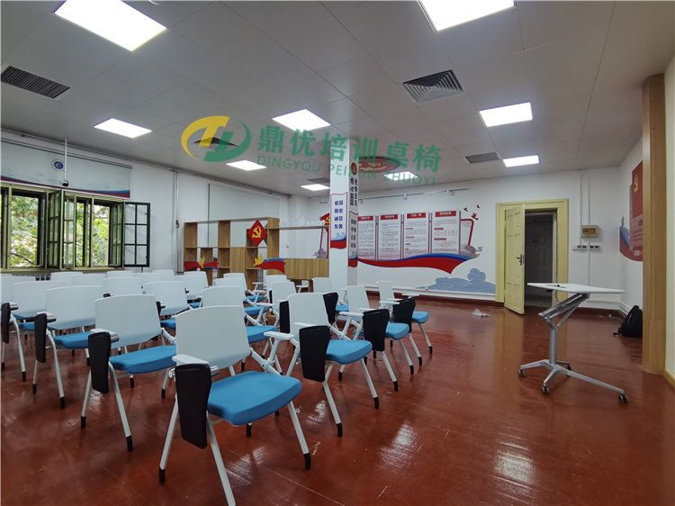 學(xué)生培訓教室桌椅
